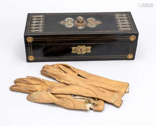 Elongated casket for gloves, end o