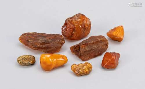 Mixed amber, 8 pieces, partly cut