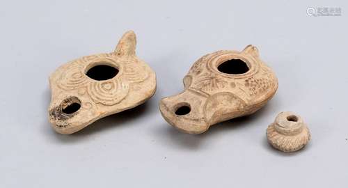 2 late antique oil lamps, light cl