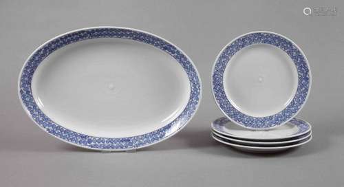 Meissen vier Teller und eine Platte "Blaue Rispe"