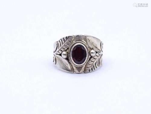 SILBER RING MIT EINEN OVAL FACC. GRANAT, SILBER 0.925, 7,3G.