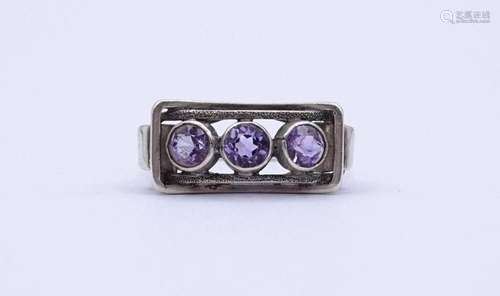 SILBER RING MIT DREI RUND FACC. AMETHYSTE, 4,6G.,