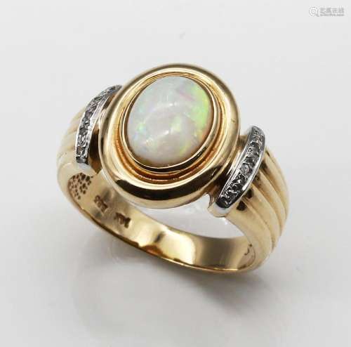 14 kt gold ring with opal and diamonds