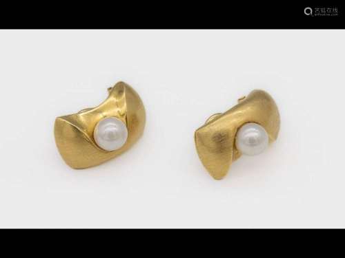 Pair of 18 kt gold earrings with cultured pearls