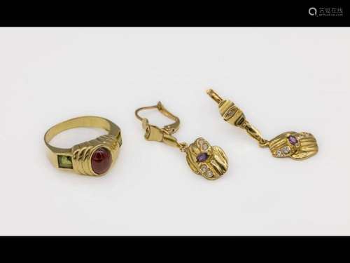 18 kt gold lot: ring and pair of earrings