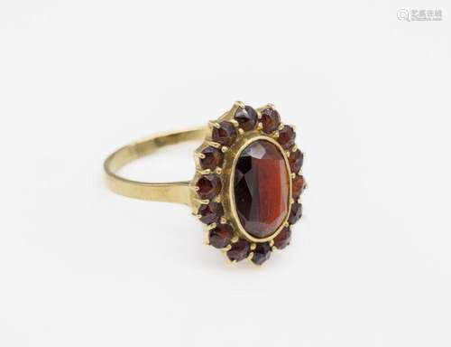 14 kt gold garnet-ring