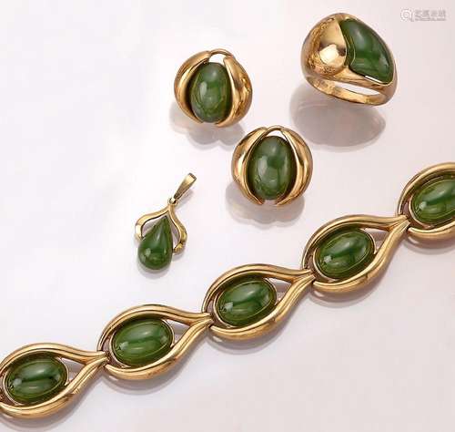 14 kt gold jewelry set with jade