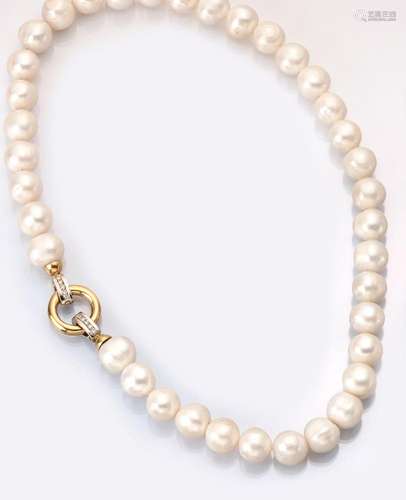 Cultured pearls necklace with YG/WG jewelry clasp