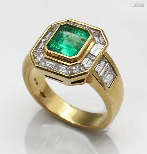 18 kt gold ring with emerald and diamonds