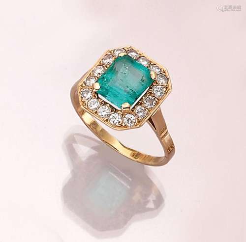 18 kt gold ring with emerald and diamonds