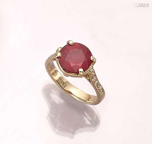 14 kt gold ring with ruby and brilliants