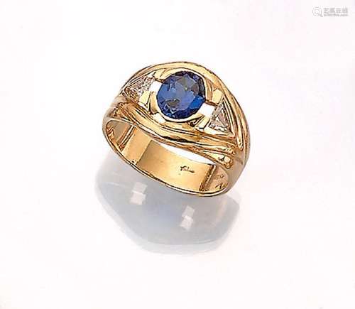 18 kt gold ring with sapphire and diamonds