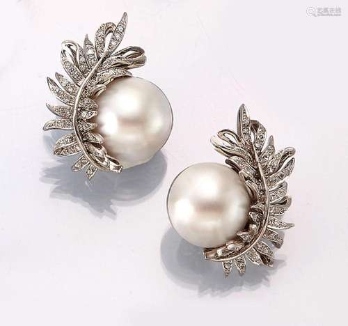 Pair of platinum earrings/clips with mabepearls and diamonds