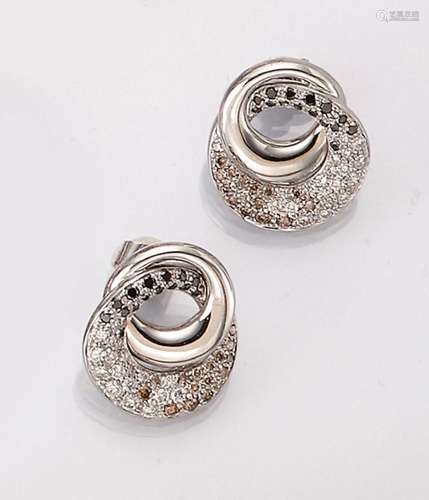 Pair of 14 kt gold earrings with brilliants