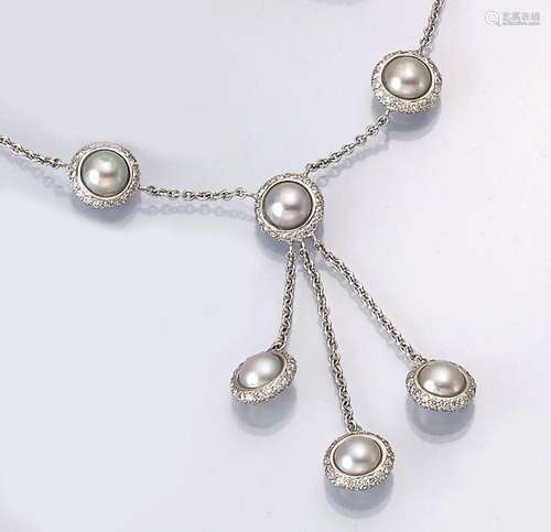 18 kt gold cultured pearl-brilliant-necklace