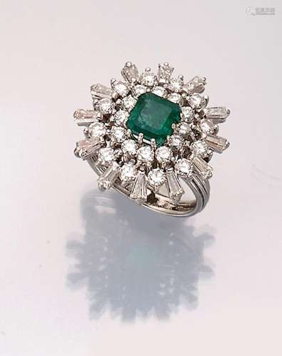 18 kt gold ring with emerald and diamonds