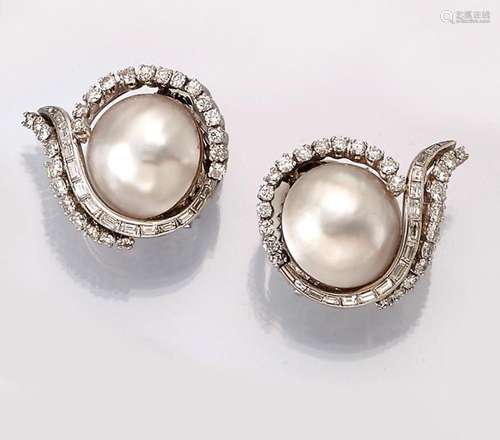 Pair of 18 kt gold ear clips with mabepearls and diamonds