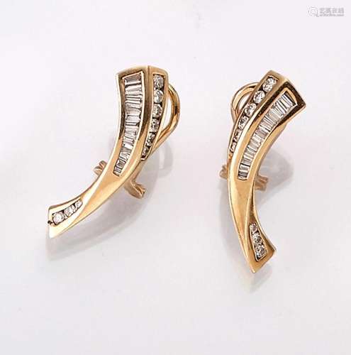 Pair of 14 kt gold earrings with diamonds