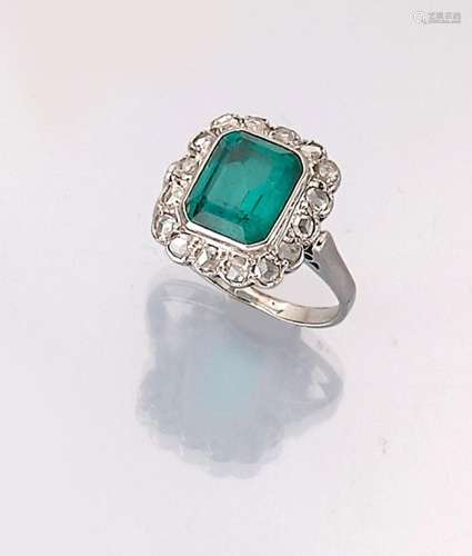 18 kt gold ring with emerald and diamonds