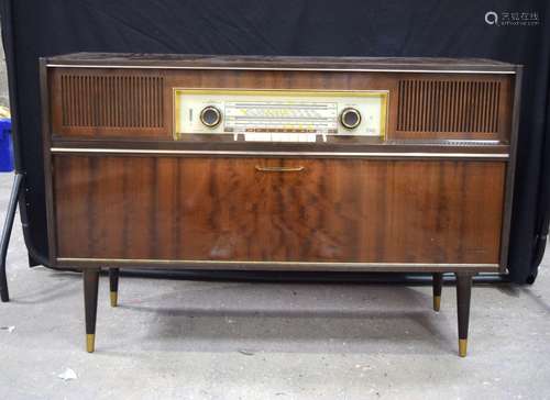 A Vintage Grundig gramophone/record player 80 x 118 x 36 cm.