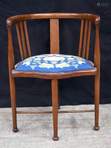 An Edwardian upholstered tub chair 71 x 55 x 50 cm.