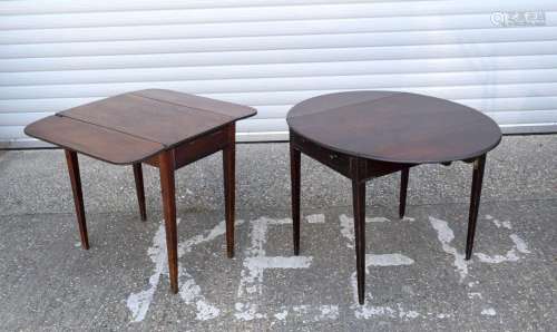 A pair of small drop leaf tables 69 x 84 x 93 cm (2).