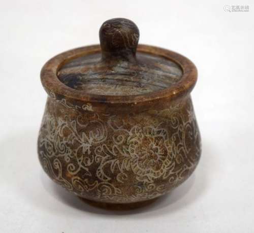 A small Chinese hard stone lidded pot 8cm.
