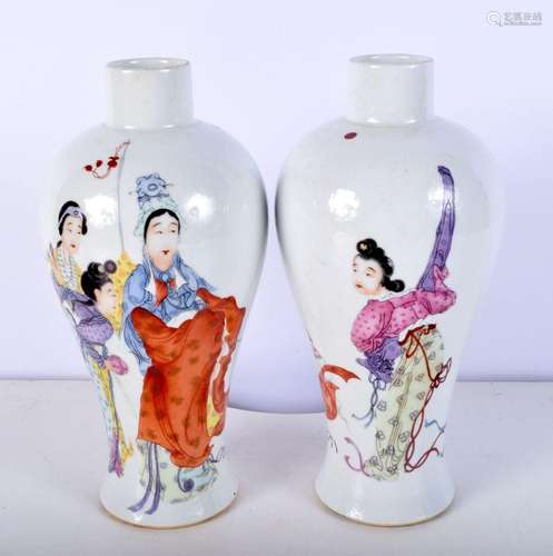 A pair of Chinese porcelain polychrome Meipin vases decorate...