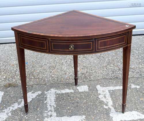 AN ANTIQUE MAHOGANY CORNER TABLE. 74 cm x 59 cm.