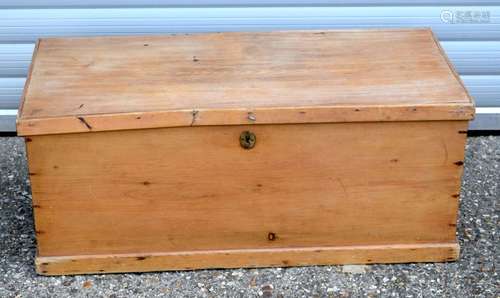 A VINTAGE PINE BLANKET TOOL CHEST. 97 cm x 40 cm x 45 cm.