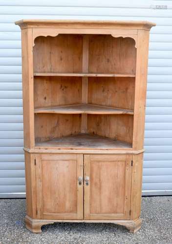 A LARGE PINE COUNTRY HOUSE CORNER UNIT ON STAND. 196 cm x 11...