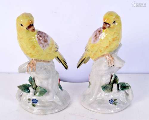 A pair of Continental glazed pottery birds 21 cm (2).