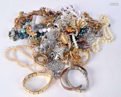 A collection of costume jewellery (Qty)