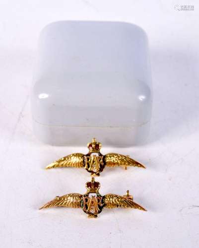 A pair of 14 K RAF broaches 4.11g (2)