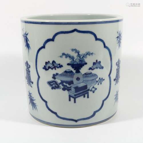 Blue and white blooming landscape pen holder