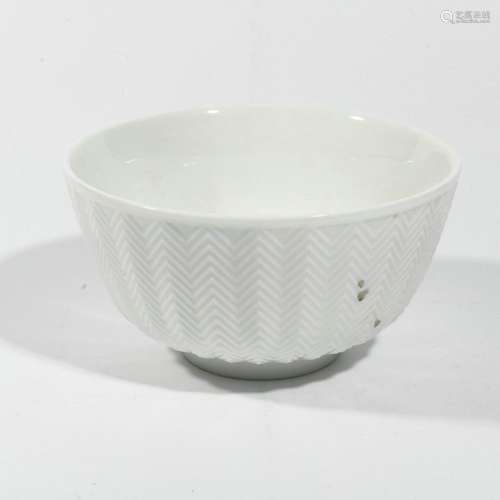 White-glazed water ripple bowl