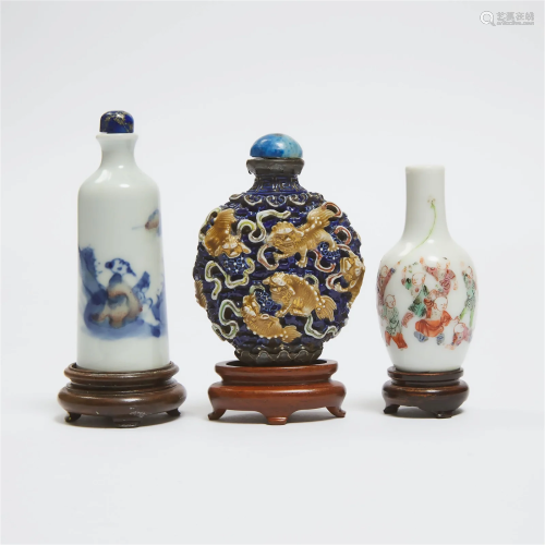 A Group of Three Porcelain Snuff Bottles, 19th Century, 清 十