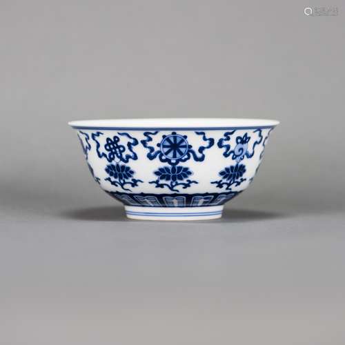 A CHINESE BLUE AND WHITE PORCELAIN BOWL