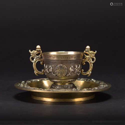 A CHINESE GILT BRONZE ‘DRAGON AND BAT’ WINE CUP, ‘TONGZHI NI...