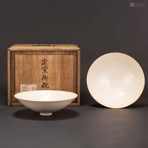 A PAIR OF DING WARE BOWLS WITH JAPANESE BOX