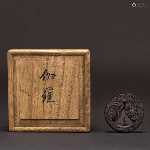 A CIRCULAR CHENXIANG PLAQUE PENDANT WITH JAPANESE BOX