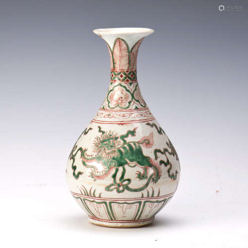 A GREEN AND RED GLAZED 'LION' VASE, YUHUCHUNPING