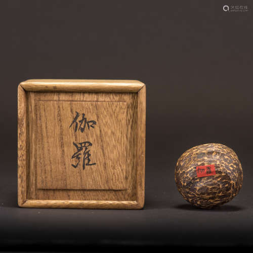 A BALL SHAPED CHENXIANG WITH JAPANESE BOX