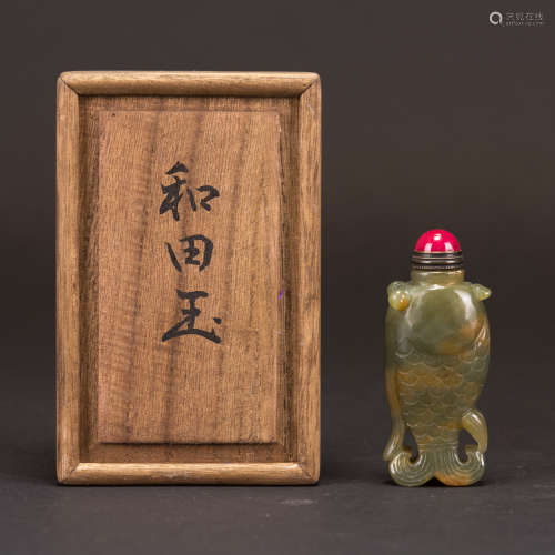 A FISH-SHAPED SNUFF BOTTLE WITH JAPANESE BOX