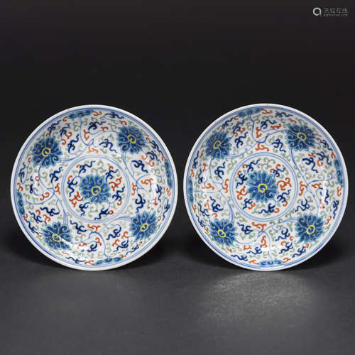 A PAIR OF BLUE AND WHITE AND DOUCAI 'LOTUS' DISHES, QIANLONG...