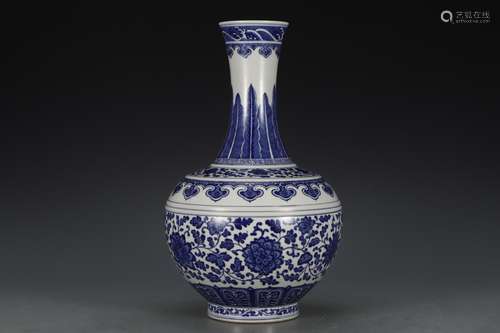 Blue and white tangled flower pattern vase