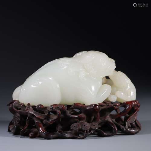 Hetian jade child mother auspicious beast ornament