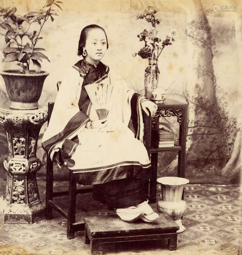 1870s 清末执扇女子侧坐像 蛋白照片/Albumen Print