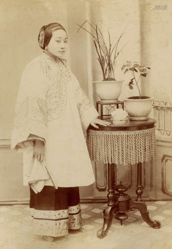 1890s 清末女子执扇侧立像 蛋白照片/Albumen Print