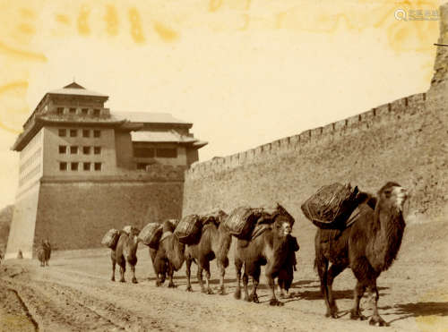 斯文·赫定 1920s 斯文·赫定 北京城墙下的驼队 银盐纸基/Gelatin ...